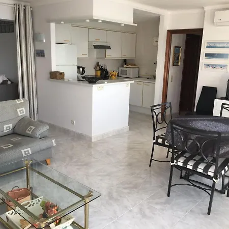 Comodo De 3 Con Aire Acondicionado, Terraza Y Piscina En - Es-204-16