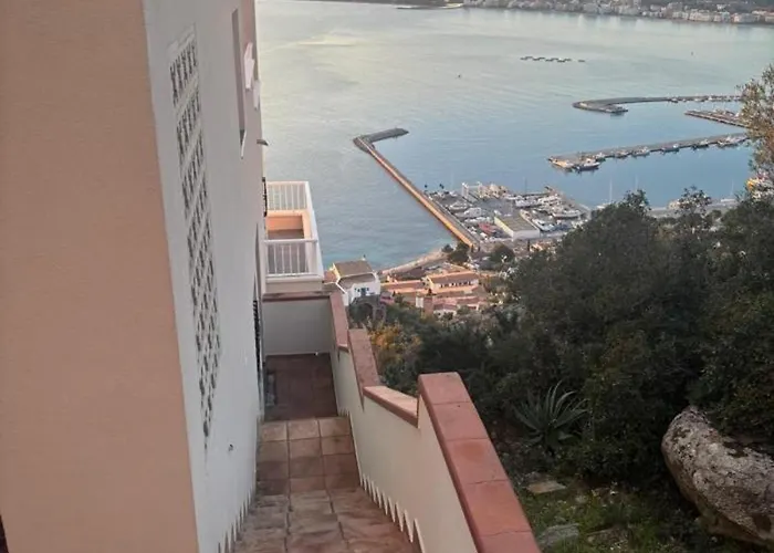 Comodo De 3 Con Aire Acondicionado, Terraza Y Piscina En - Es-204-16
