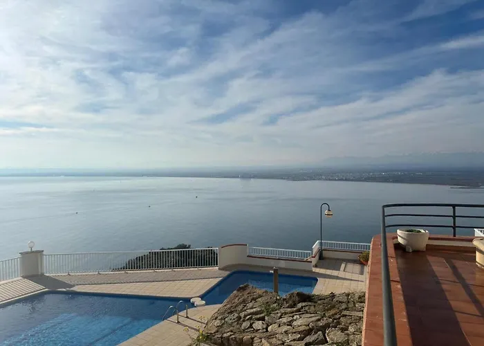 Comodo De 3 Con Aire Acondicionado, Terraza Y Piscina En - Es-204-16 * Roses